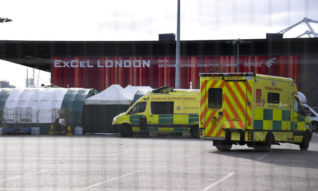 Κορονοϊός: Βρετανία αλά Ουχάν - Μετατρέπουν εκθεσιακό κέντρο σε νοσοκομείο για 4.000 ασθενείς (pics)