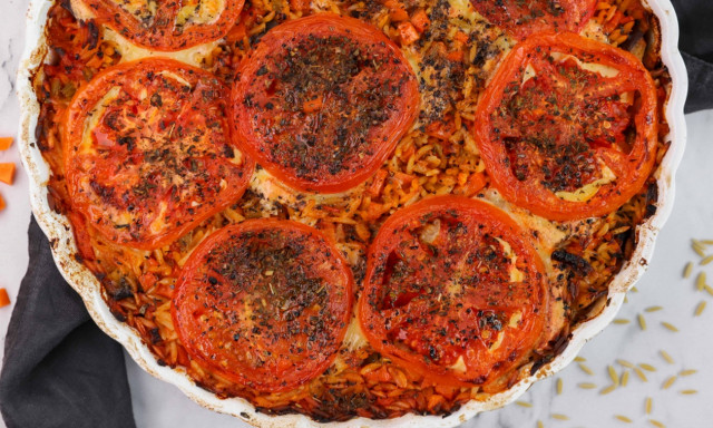 Η συνταγή της ημέρας: Κριθαράκι με τυριά και λαχανικά στο φούρνο