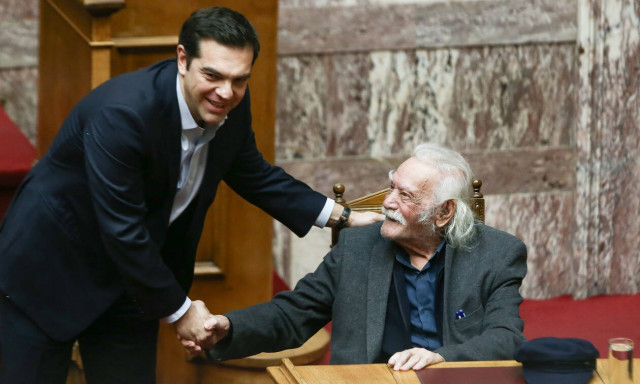 Μανώλης Γλέζος - Τσίπρας: Η ανθρωπότητα έχασε τον άνθρωπο που σήκωσε ανάστημα στον Χίτλερ