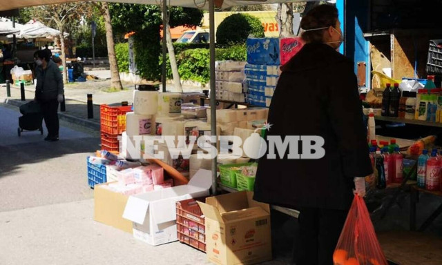 Κορονοϊός: Ποια απαγόρευση; Συνωστισμός στα ΑΤΜ για τις συντάξεις – Δείτε τι γινόταν στις λαϊκές