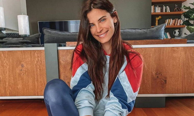 Η Χριστίνα Μπόμπα κάνει δουλειές του σπιτιού χορεύοντας 