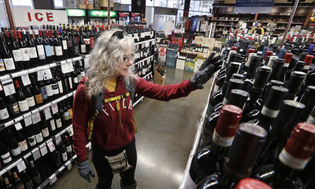 Τα περίεργα του κορονοϊού: Κρασί και μπύρα με δόσεις - Πού κυκλοφορούν μόνο γυναίκες τις Δευτέρες;