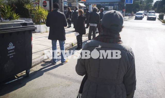 Κορονοϊός: Η απαγόρευση πήγε περίπατο - Συνωστισμός έξω από ΑΤΜ για τις συντάξεις