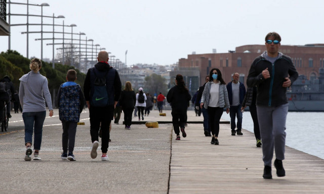 Κορονοϊός: Πιο αυστηρή απαγόρευση κυκλοφορίας με επιβολή ωραρίου εξόδων εξετάζει η κυβέρνηση