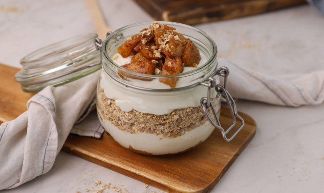 Παρφέ με γιαούρτι αμυγδάλου, μήλο και βρώμη