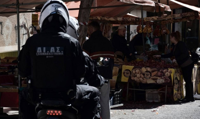 Κορονοϊός: 10ημερη αναστολή λειτουργίας σε 3 λαϊκές - Έρευνες για αισχροκέρδεια σε πρατήρια καυσίμων