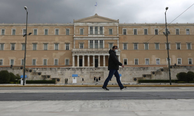 Κορονοϊός - Δημοσκόπηση-σοκ: Το 50% των Ελλήνων ανησυχούν ότι θα κολλήσουν τον ιό