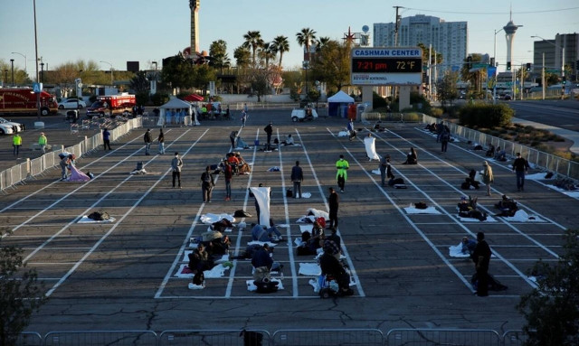 Κορονοϊός ΗΠΑ: Εικόνες ντροπής - Βάζουν άστεγους σε θέσεις πάρκινγκ