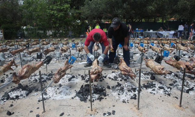 Κορονοϊός: Πάσχα... με σούβλισμα στα μπαλκόνια χωρίς φίλους - Ποια είναι τα νέα μέτρα που έρχoνται