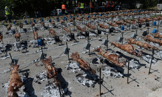 Κορονοϊός: Πάσχα… αλλιώς φέτος – Πώς η κυβέρνηση θα περιορίσει σούβλες και οικογενειακά τραπέζια