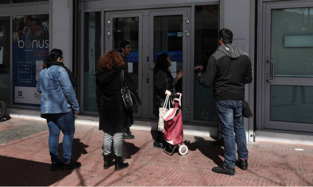 ΑΑΔΕ: Μέτρα για να αποφευχθεί ο συνωστισμός σε τράπεζες και εφορίες