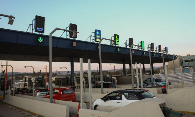 Κορονοϊός: Ένα βήμα πριν κλείσουν τα διόδια - Πιο αυστηρά τα μέτρα με λιγότερα SMS και... χρονόμετρο