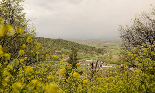 Κορονοϊός - Απίστευτο! Παππούδες στην Καλαμπάκα κάθονται στην πλατεία αλλά σε απόσταση ασφαλείας
