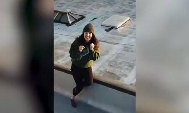 Κορονοϊός: Γείτονες βρήκαν τον τέλειο τρόπο να βγουν ραντεβού εν μέσω καραντίνας (vid)