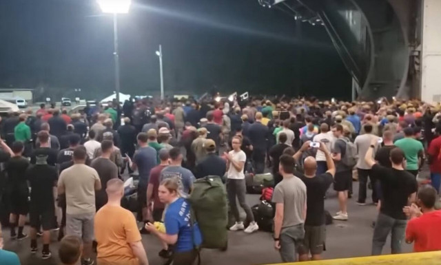 Απίστευτες εικόνες: Αποθεώθηκε σαν ήρωας ο κυβερνήτης του αεροπλανοφόρου Θίοντορ Ρούζβελτ (vids)