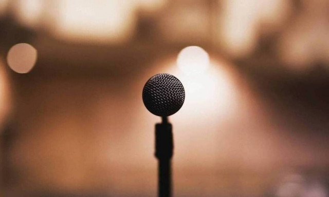 Κορονοϊός: Στο νοσοκομείο πασίγνωστη τραγουδίστρια - Δίνει μάχη με τον ιό