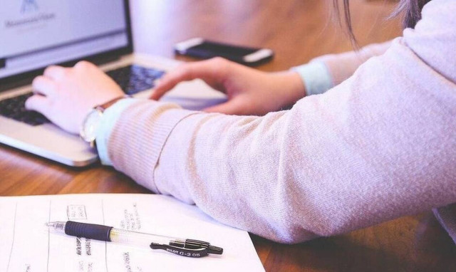 Επίδομα 800 ευρώ: Πώς θα λάβουν την αποζημίωση και οι εργαζόμενοι σε επίσχεση