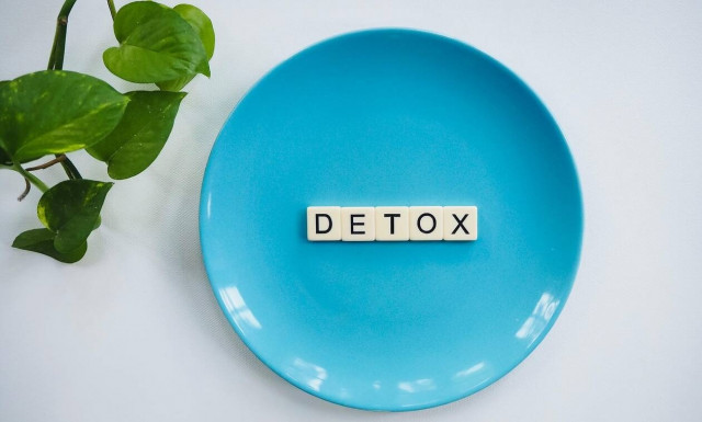 4 εύκολοι τρόποι να αποτοξινώσεις το σώμα σου (και να χάσεις κιλά) μέσα σε λίγες ώρες