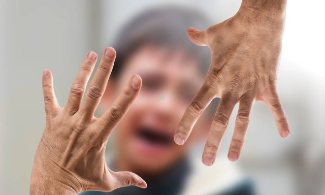 Κορονοϊός: Τι πρέπει να κάνω σε περίπτωση ενδοοικογενειακής βίας;