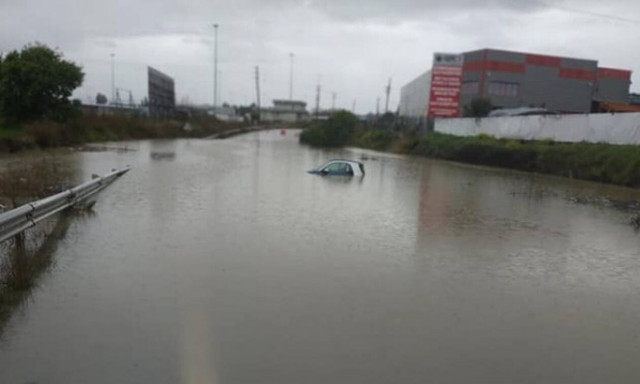 Κακοκαιρία – Παραλίγο τραγωδία στο Σχηματάρι: Αυτοκίνητο εγκλωβίστηκε στα νερά – Απίστευτες εικόνες 