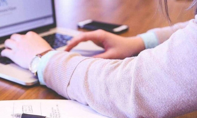 ΑΑΔΕ - Επίδομα των 800: Ο «μισός» κλειδάριθμος με SMS και άλλος μισός στο email 