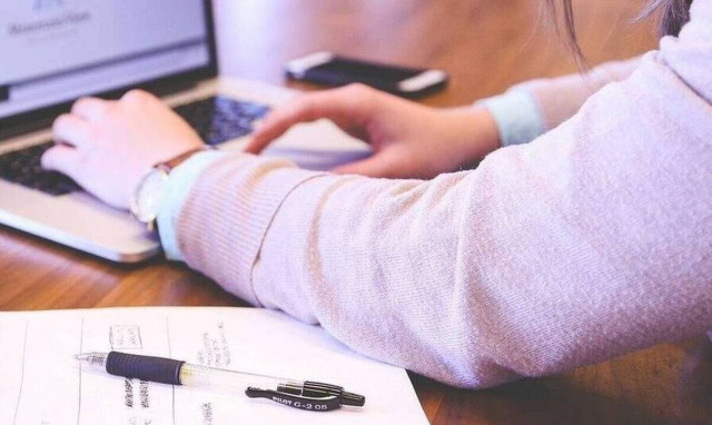 Γεράγγελου στο Newsbomb.gr: «Χαμένοι στις πλατφόρμες - Όλες οι οδηγίες για τις αιτήσεις»