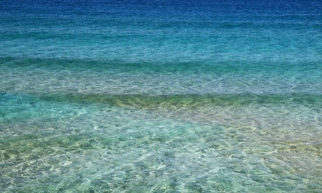 Σάλος: Υπουργός έσπασε την καραντίνα και πήγε για μπάνιο (pics)