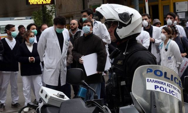 Ένταση στον «Ευαγγελισμό» μεταξύ αστυνομίας και εργαζομένων (vids)