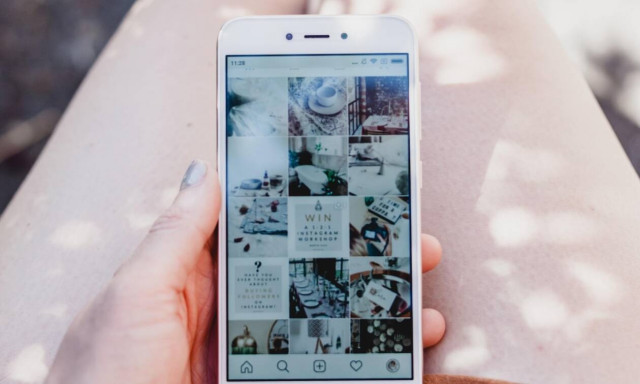 Πώς θα στερεώσεις το κινητό σου για βιντεοκλήσεις και ταινίες πάνω σε έναν συνδετήρα