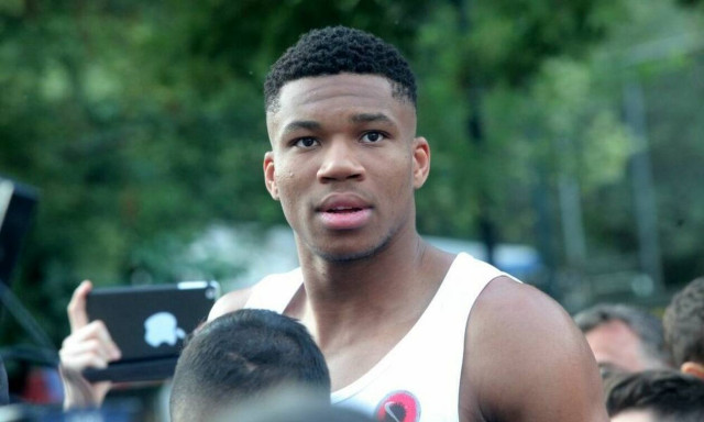 Κορονοϊός: Σπουδαία κίνηση - Οι Αντετοκούνμπο προσέφεραν 10.000 μάσκες στο Δήμο Ζωγράφου