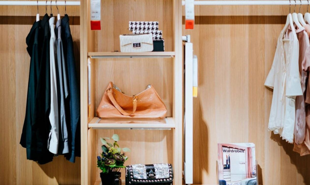 3 απλά βήματα για να τακτοποιήσεις τέλεια τη ντουλάπα σου τώρα που #menoumespiti