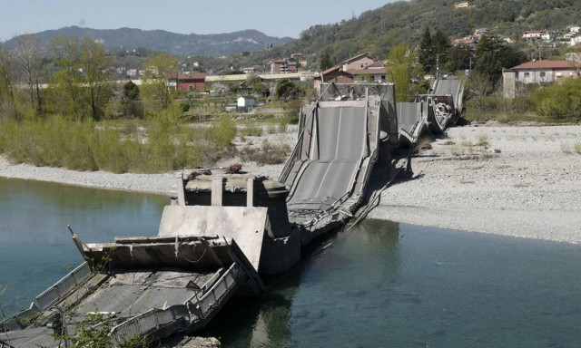 Συναγερμός στην Ιταλία: Κατέρρευσε γέφυρα - Τραυματίστηκαν οδηγοί (pics+vid)