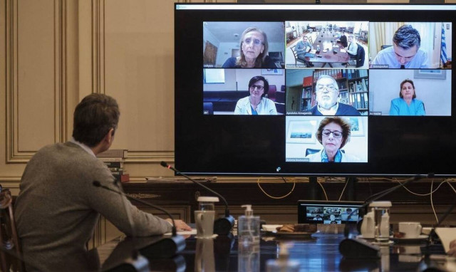PM Mitsotakis holds video conference with ICU staff 