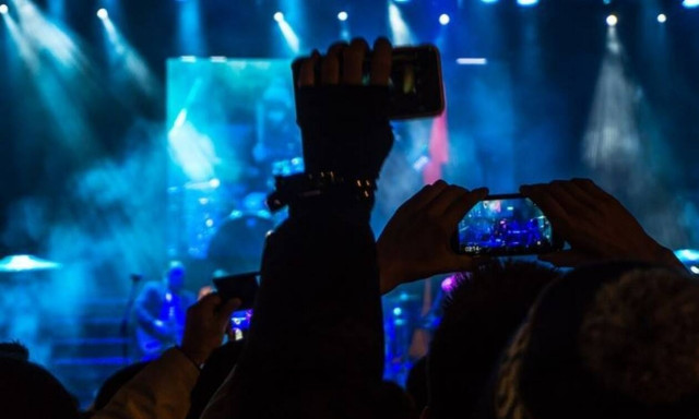 Πέθανε διάσημος τραγουδιστής λόγω κορονοϊού (pics)