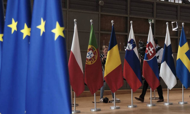 Eurogroup: Πιέσεις στην Ολλανδία να αλλάξει τη στάση της 