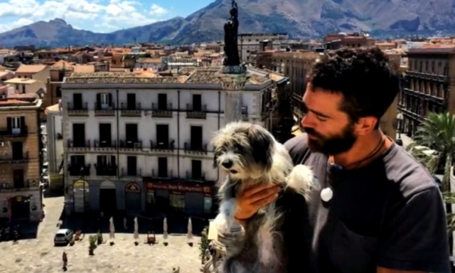 Αυτός ο σκύλος είναι σίγουρα ο πιο πιστός φίλος του ανθρώπου!