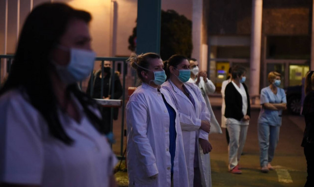 Κορονοϊός: Επίσημες οδηγίες για τις μάσκες - Τι πρέπει να κάνουν όσοι φροντίζουν ασθενείς