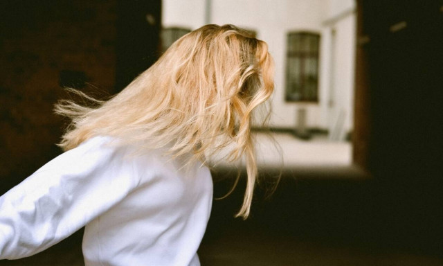 Έχεις ξανθά μαλλιά; Διάβασε γιατί κιτρινίζουν και τι μπορείς να κάνεις για αυτό