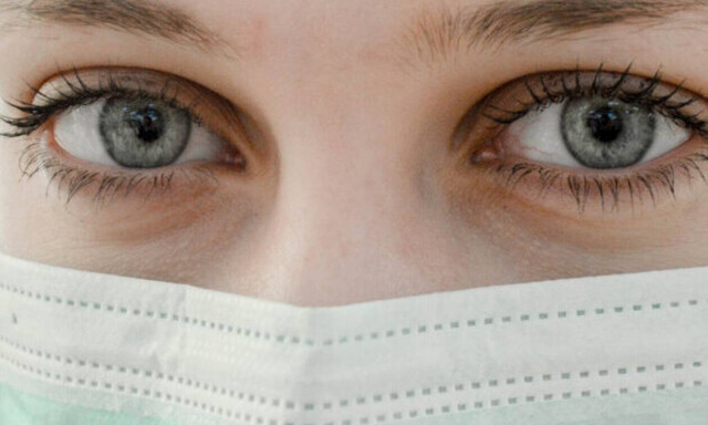 Πώς να ξαναφορέσεις την χειρουργική μάσκα μιας χρήσης σύμφωνα με τον γιατρό (video)