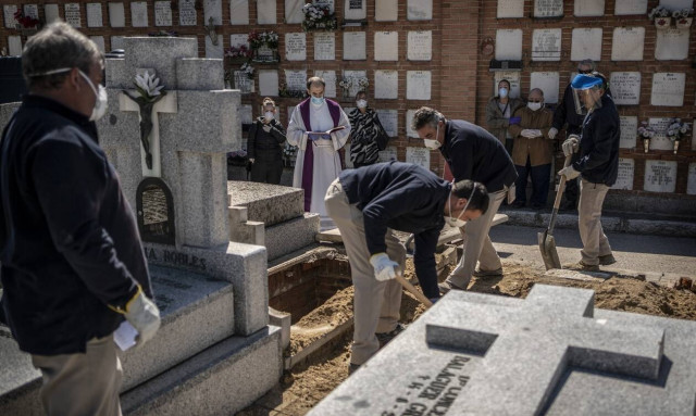 Σοκ: Πέθανε στην κηδεία της μητέρας της που «έφυγε» από κορονοϊό