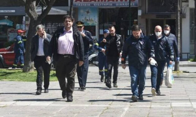 Κορονοϊός - Λάρισα: Τσιόδρας-Χαρδαλιάς «σφραγίζουν» τον οικισμό των Ρομά και κλείνουν τις λαϊκές 