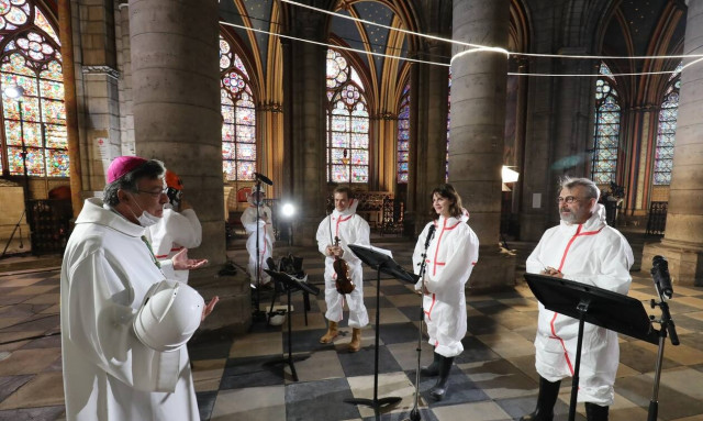 Συγκλονιστικές εικόνες από λειτουργία στην Παναγία των Παρισίων ένα χρόνο μετά την καταστροφή