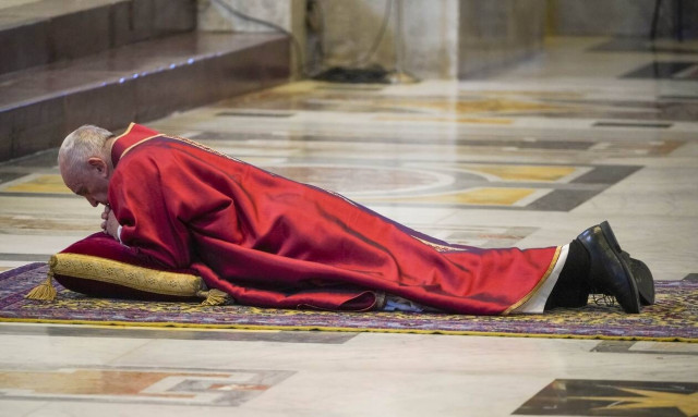 Δραματικές εικόνες στο Βατικανό: Άδεια η πλατεία του Αγίου Πέτρου τη Μεγάλη Παρασκευή (pics)