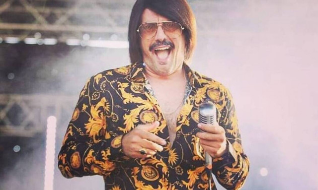 O Tonis Sfinos διασκεύασε... Μάκη Χριστοδουλόπουλο και είναι απολαυστικός! (Photos-Video)