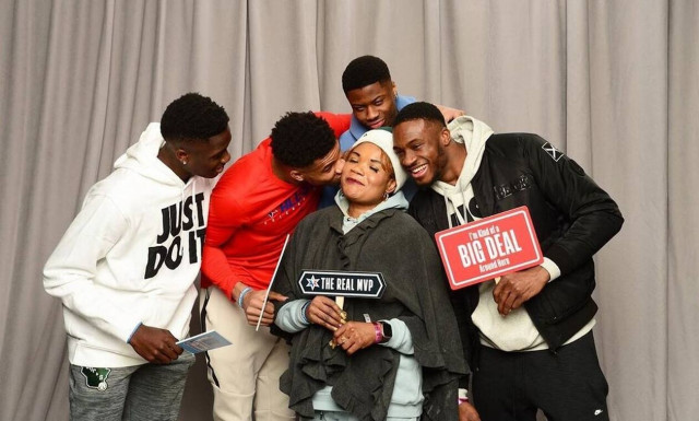 Θανάσης Αντετοκούνμπο: Δεν πάει ο νους σας τι σκαρφίστηκε για τα γενέθλια της μητέρας του (pics)