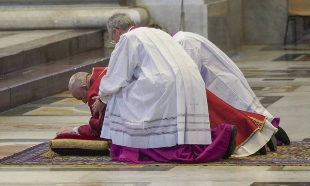 Ο Πάπας Φραγκίσκος στην «Πομπή της Σταύρωσης» συνοδεία κρατουμένων και γιατρών