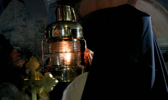 Κορονοϊός: Πώς θα έρθει το Άγιο Φως στην Ελλάδα - Πού και πώς θα μεταφερθεί στην χώρα