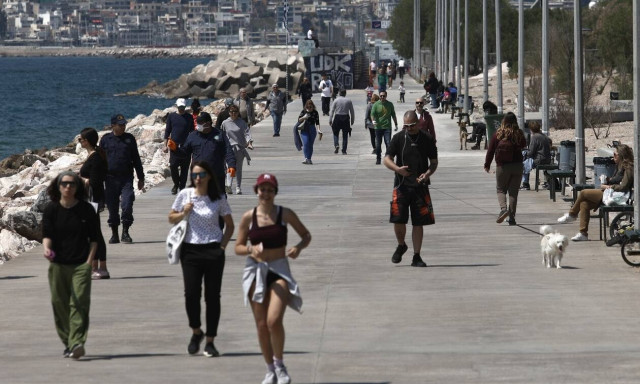 Κορονοϊός – Κοσμοσυρροή στον Φλοίσβο: Οι Αθηναίοι αψήφησαν πάλι την απαγόρευση κυκλοφορίας