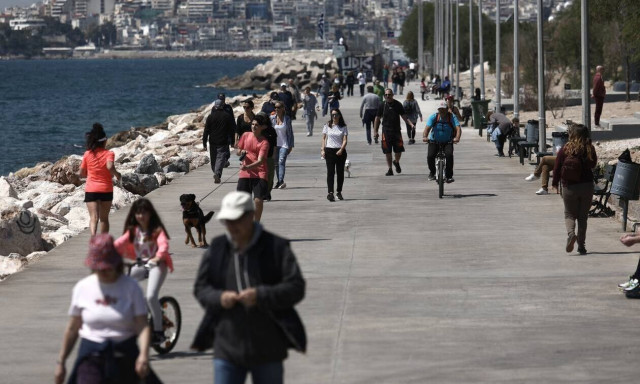 Κορονοϊός: Εκατοντάδες πολίτες συνωστίστηκαν στον Φλοίσβο - Σκέψεις να κλείσουν οι παραλίες (vid)