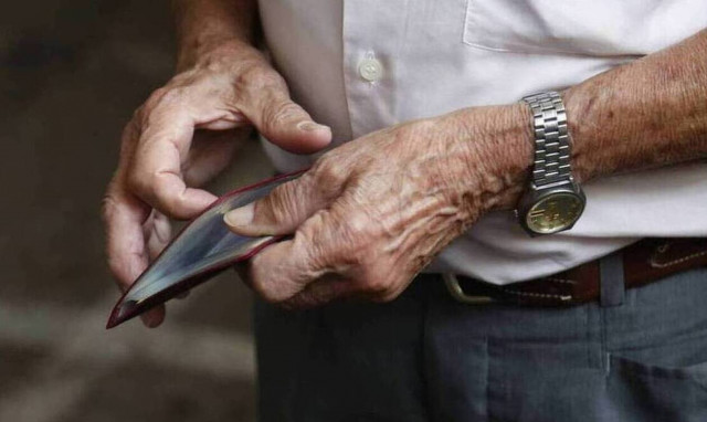 Βρούτσης: Αλλάζει ο τρόπος πληρωμής των συντάξεων - Δείτε ΕΔΩ τις νέες ημερομηνίες 